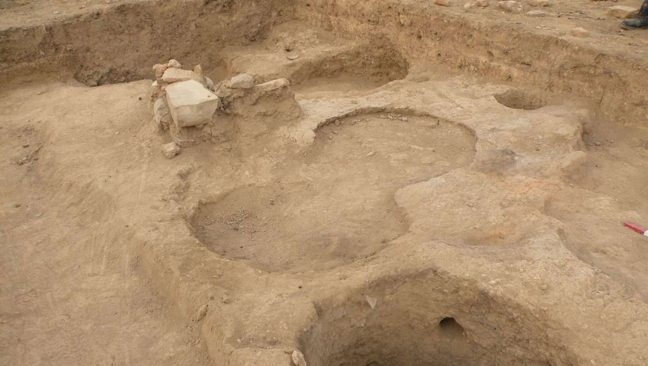 More artifacts. Древнее азербайджанское поселение. Самое древнее поселение на территории Азербайджана. Жилище древний Азербайджан. Неолит в Азербайджане.