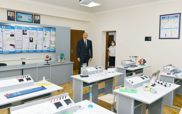 Президент Ильхам Алиев ознакомился с капитальными ремонтными работами в школе номер 251 в Баку - Sputnik Азербайджан