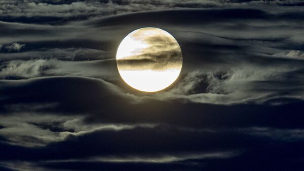 Полная луна светит сквозь облака, фото из архива - Sputnik Azərbaycan