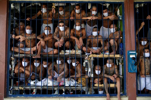 Члены банды в камере тюрьмы Quezaltepeque в Сальвадоре - Sputnik Азербайджан
