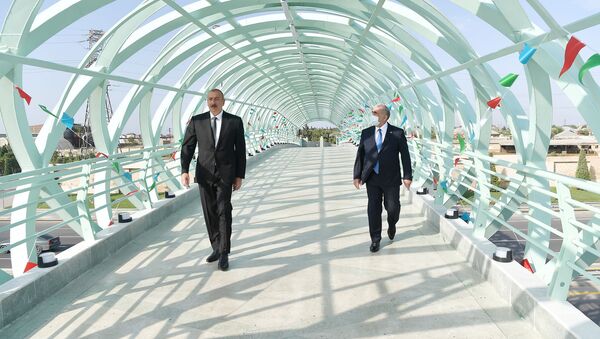 Prezident İlham Əliyev Mərdəkan-Zuğulba avtomobil yolunda yerüstü piyada keçidinin açılışında - Sputnik Azərbaycan