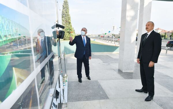 Президент Ильхам Алиев на открытии надземного пешеходного перехода на автодороге Мардакян-Загульба  - Sputnik Азербайджан