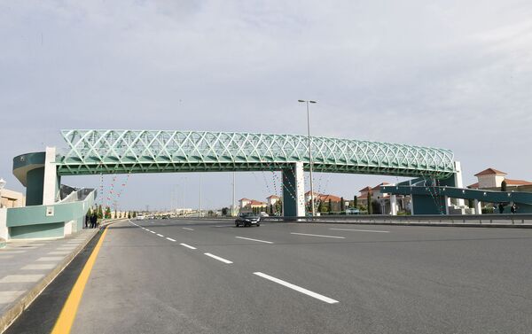 Новый надземный пешеходный переход на автодороге Мардакян-Загульба  - Sputnik Азербайджан