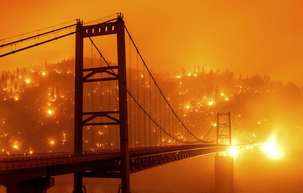 Мост на фоне пылающего леса в Калифорнии - Sputnik Азербайджан
