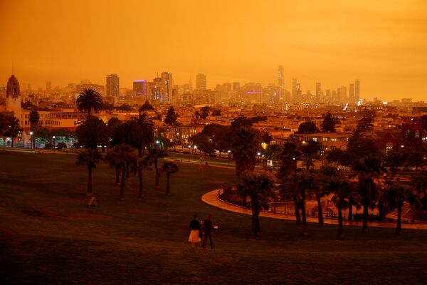 Оранжевое от лесных пожаров небо в Сан-Франциско, Калифорния - Sputnik Азербайджан