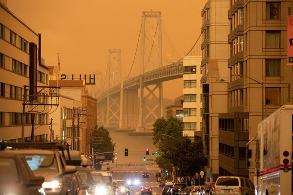 Оранжевое от лесных пожаров небо над мостом в Сан-Франциско, Калифорния - Sputnik Азербайджан