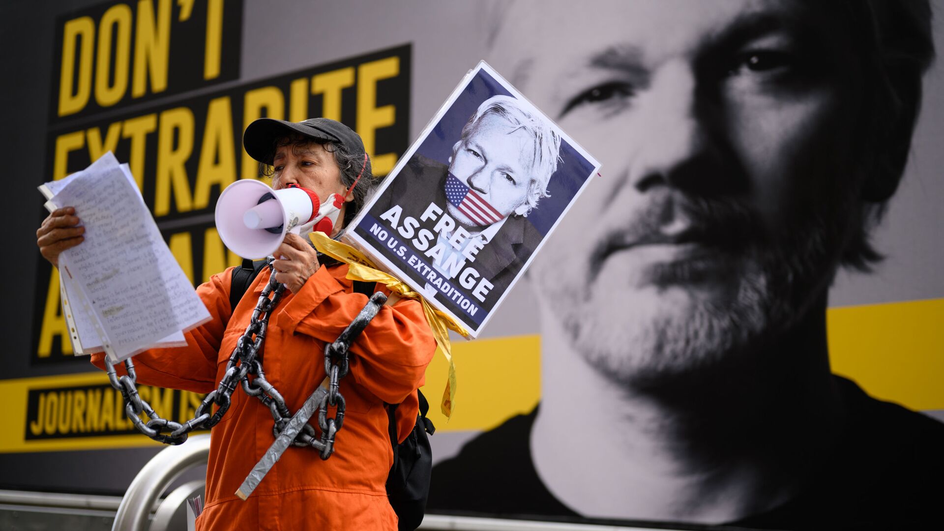 Сторонница Джулиана Ассанжа на митинге против экстрадиции Джулиана Ассанжа в Лондоне, Великобритания - Sputnik Азербайджан, 1920, 06.05.2023