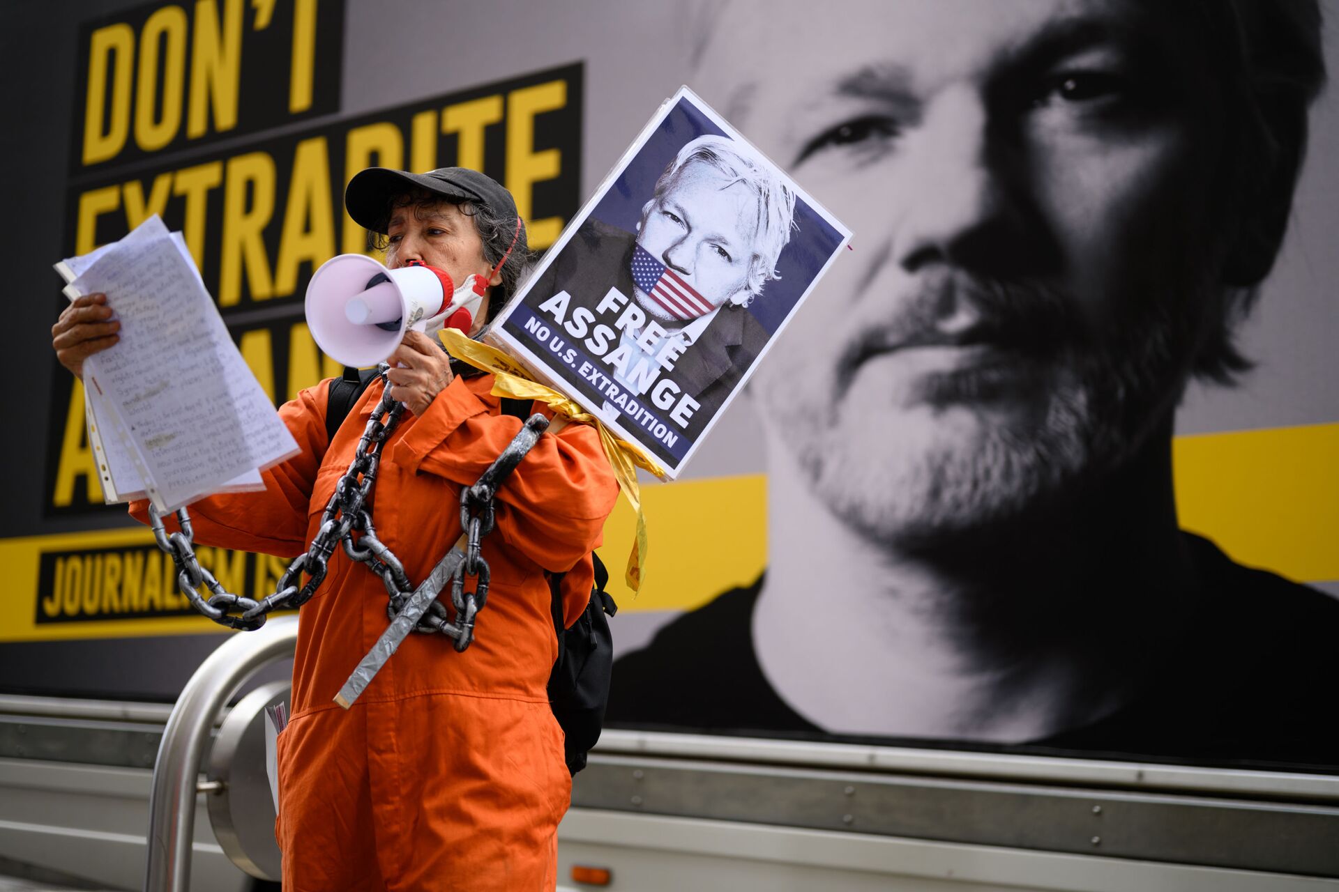 Сторонница Джулиана Ассанжа на митинге против экстрадиции Джулиана Ассанжа в Лондоне, Великобритания - Sputnik Азербайджан, 1920, 25.06.2024