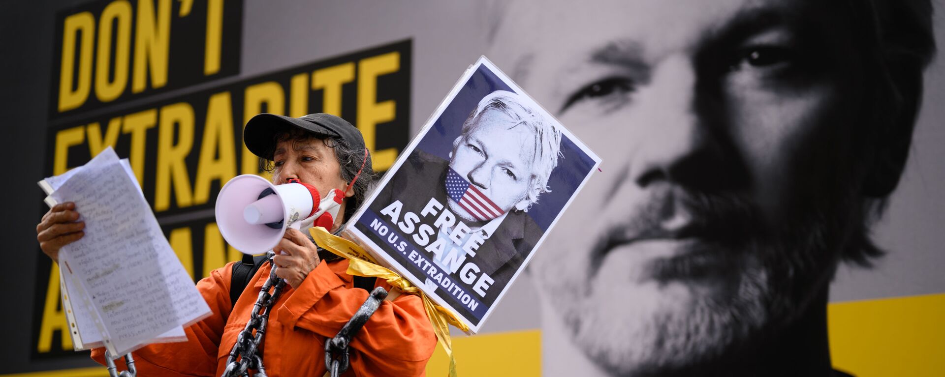 Сторонница Джулиана Ассанжа на митинге против экстрадиции Джулиана Ассанжа в Лондоне, Великобритания - Sputnik Азербайджан, 1920, 14.02.2024