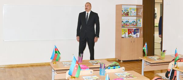 İlham Əliyev məktəbin açılışında İlham Əliyev məktəbin açılışında - Sputnik Азербайджан