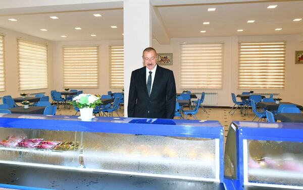 Президент Азербайджана Ильхам Алиев принял участие в открытии нового здания школы номер 154, носящей имя Национального героя Альберта Агарунова - Sputnik Азербайджан