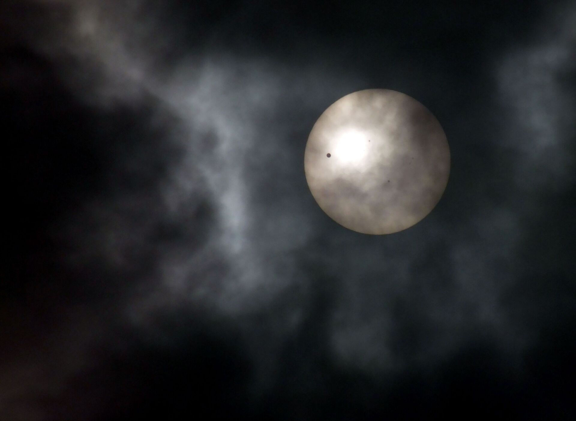 Венера (слева) в виде маленькой черной точки проходит через солнце, фото из архива - Sputnik Azərbaycan, 1920, 15.05.2024