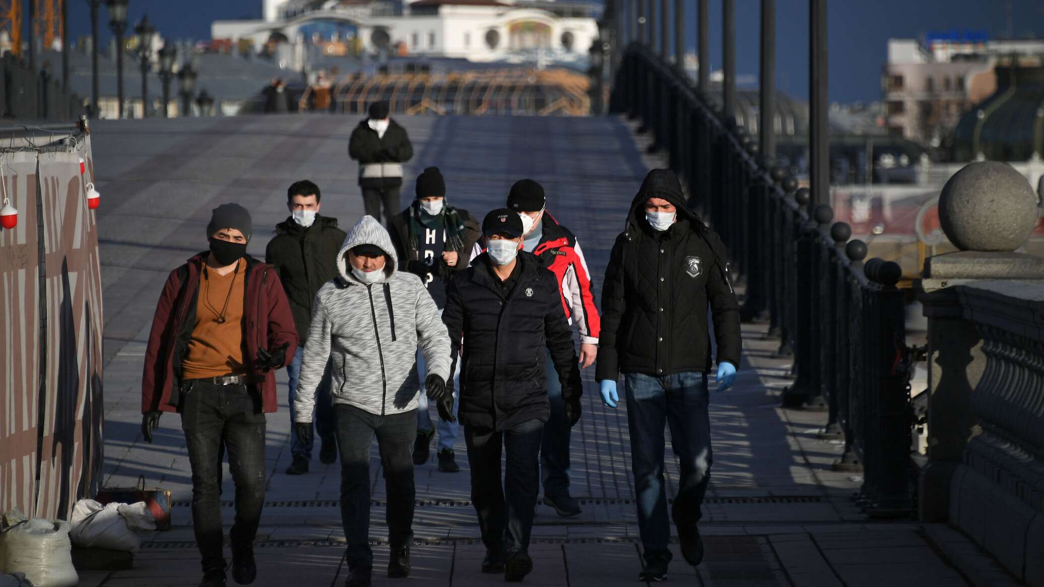 Легально в европу. Трудовая миграция кыргызстанцы в Москве. Толпа мигрантов в Москве.