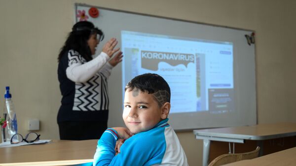 Учебный процесс в школе, фото из архива - Sputnik Азербайджан