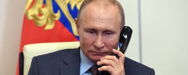 Президент РФ Владимир Путин во время встречи в режиме видеоконференции с председателем правительства РФ Михаилом Мишустиным - Sputnik Азербайджан