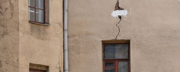 Трещина в стене жилого дома, фото из архива - Sputnik Азербайджан
