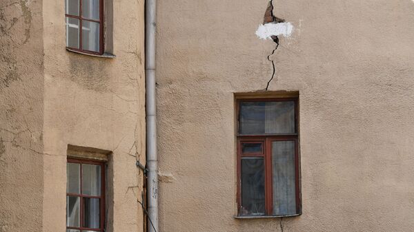 Трещина в стене жилого дома, фото из архива - Sputnik Azərbaycan