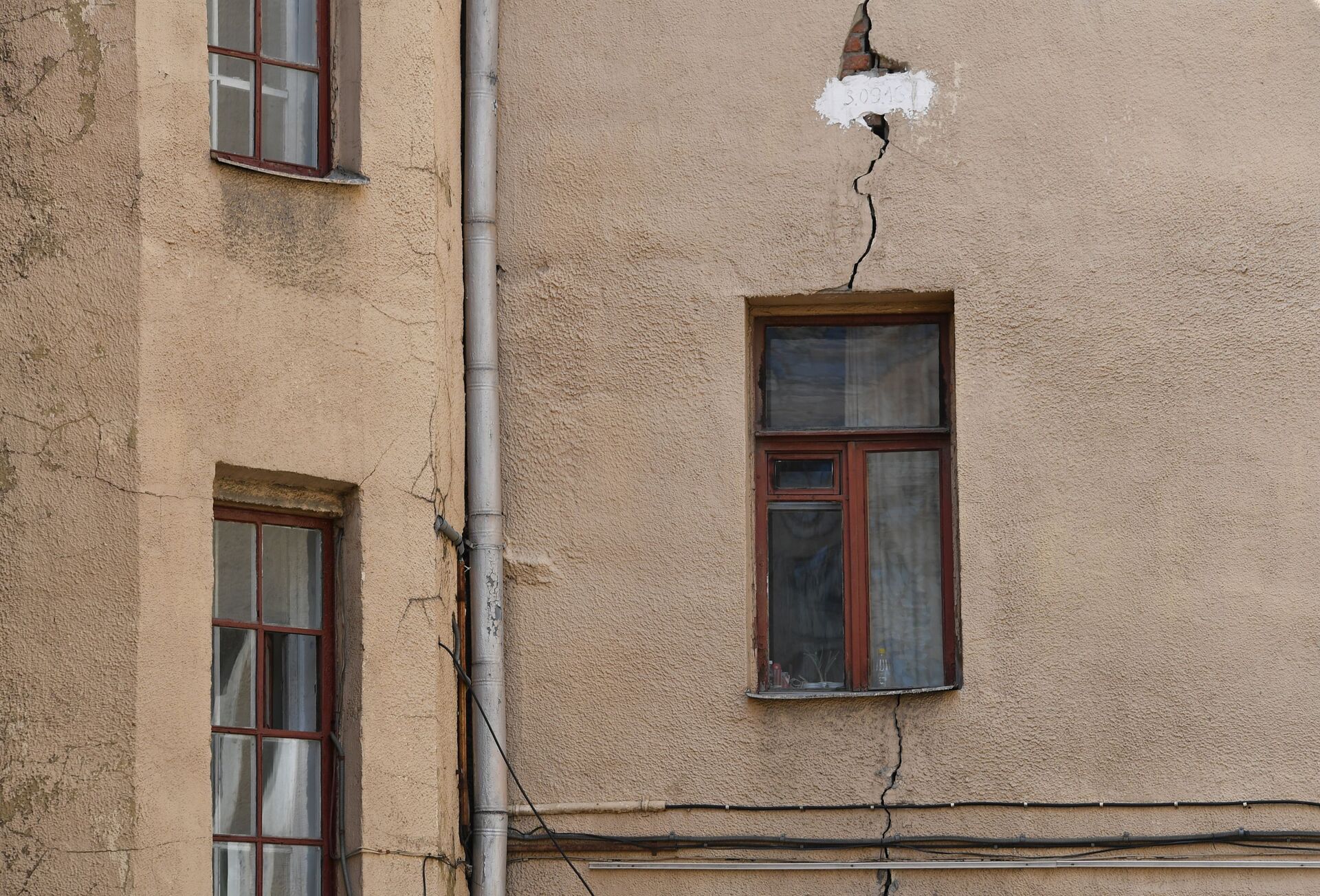 Трещина в стене жилого дома, фото из архива - Sputnik Azərbaycan, 1920, 19.05.2022