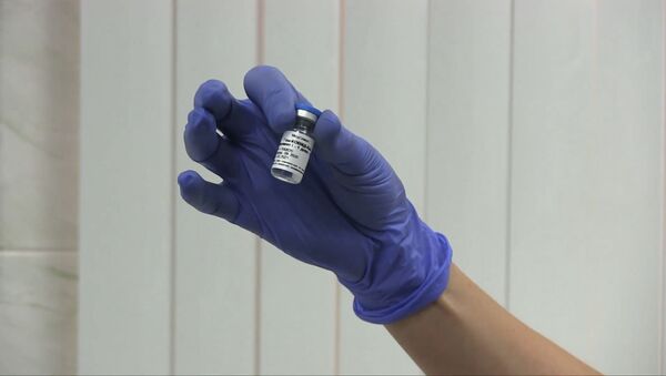 Врачи-добровольцы сделали прививку российской вакциной от коронавируса Спутник V - Sputnik Азербайджан