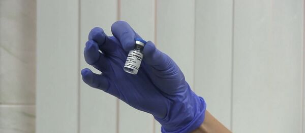 Врачи-добровольцы сделали прививку российской вакциной от коронавируса Спутник V Врачи-добровольцы сделали прививку российской вакциной от коронавируса Спутник V - Sputnik Азербайджан
