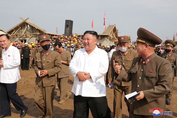 Лидер Северной Кореи Ким Чен Ын осматривает пострадавшую от наводнения местность в Тэчхонри - Sputnik Azərbaycan