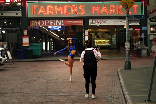 Танцовщица позирует фотографу на рынке Пайк-плейс в Сиэтле, штат Вашингтон, США - Sputnik Azərbaycan