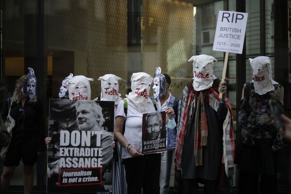 Сторонники Джулиана Ассанжа принимают участие в акции протеста перед Центральным уголовным судом Олд-Бейли в Лондоне - Sputnik Azərbaycan
