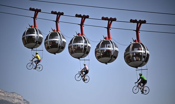 Велосипедисты, висящие на канатной дороге Гренобля - Sputnik Azərbaycan
