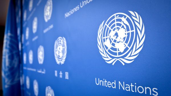 Логотип ООН в штаб-квартире Организации Объединенных Наций - Sputnik Азербайджан