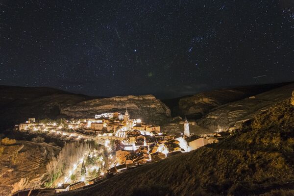 Звездное небо над населенным пунктом Альбаррасин в Испании  - Sputnik Азербайджан