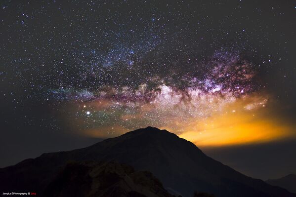 Млечный путь над горой Хэхуань в центральном Тайване - Sputnik Азербайджан