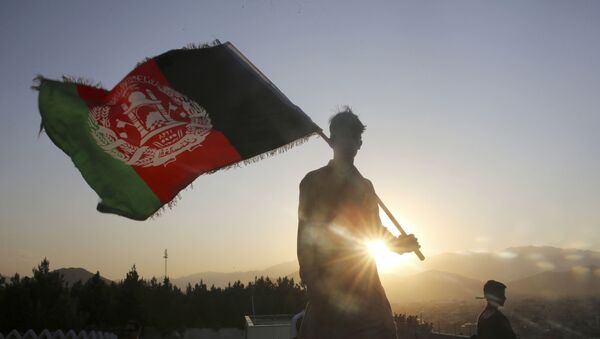 Мужчина с флагом Афганистана, фото из архива - Sputnik Азербайджан