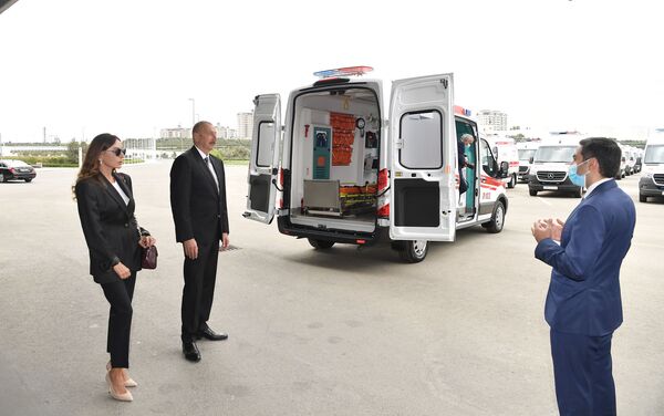Президент Ильхам Алиев и первая леди Мехрибан Алиева ознакомились с доставленными в Азербайджан новыми автомобилями скорой медицинской помощи - Sputnik Азербайджан
