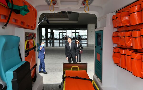 Президент Ильхам Алиев и первая леди Мехрибан Алиева ознакомились с доставленными в Азербайджан новыми автомобилями скорой медицинской помощи - Sputnik Азербайджан