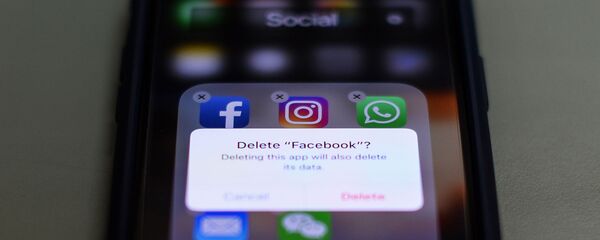 Приложение Facebook, Instagram и WhatsApp на экране телефона, фото из архива Приложение Facebook, Instagram и WhatsApp на экране телефона, фото из архива - Sputnik Азербайджан
