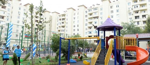 Жителям бакинского поселка подарили благоустроенные дворы - фото Жителям бакинского поселка подарили благоустроенные дворы - фото - Sputnik Азербайджан
