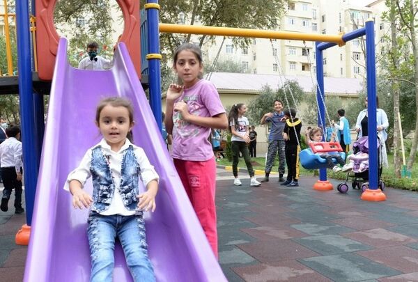 Жителям бакинского поселка подарили благоустроенные дворы - фото Жителям бакинского поселка подарили благоустроенные дворы - фото - Sputnik Азербайджан