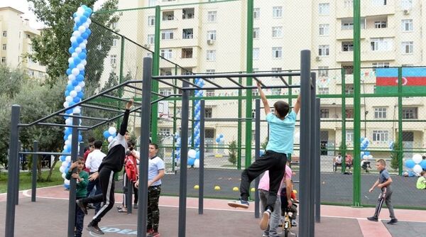 Жителям бакинского поселка подарили благоустроенные дворы - фото Жителям бакинского поселка подарили благоустроенные дворы - фото - Sputnik Азербайджан