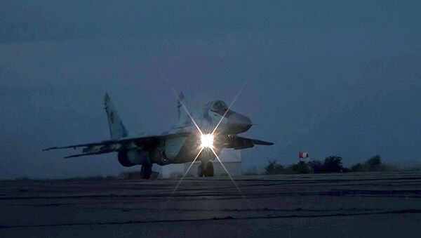 Азербайджан поднял в ночное небо боевые самолеты  - Sputnik Азербайджан