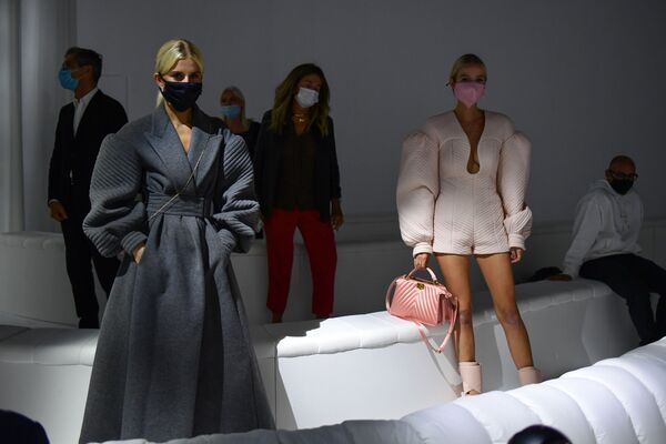 Показ коллекции Fendi на Неделе моды в Милане  - Sputnik Азербайджан