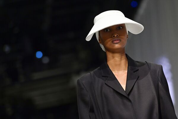 Модель демонстрирует наряд из коллекции Fendi's Spring/Summer 2021 на Миланской неделе моды - Sputnik Азербайджан