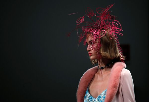 Модель демонстрирует наряд из коллекции Blumarine Spring/Summer 2021 на Миланской неделе моды - Sputnik Азербайджан