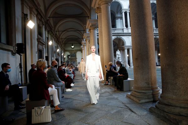 Модели на показе коллекции Max Mara во время Milan Fashion Week - Sputnik Азербайджан