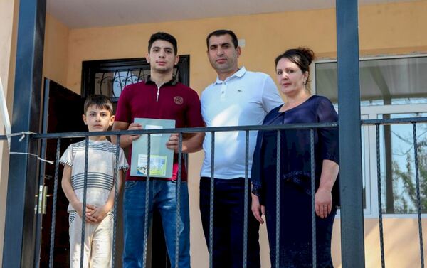 Семьи шехидов в церемонии вручения ключей от домов  - Sputnik Азербайджан