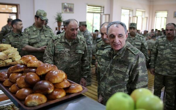 Генеральный прокурор и военный прокурор посетили воинские части в прифронтовой зоне - Sputnik Азербайджан
