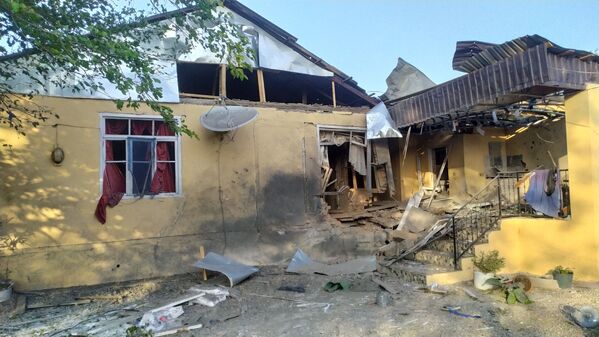 Разрушенный в результате обстрела жилой дом в Тертерском районе Азербайджана - Sputnik Азербайджан