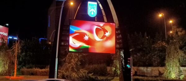 Флаги Азербайджана и Турции на билборде в Анкаре Флаги Азербайджана и Турции на билборде в Анкаре - Sputnik Азербайджан
