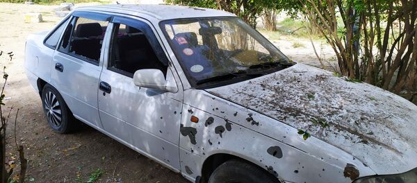 Автомобиль, попавший под обстрел в Агдамском районе Автомобиль, попавший под обстрел в Агдамском районе - Sputnik Азербайджан
