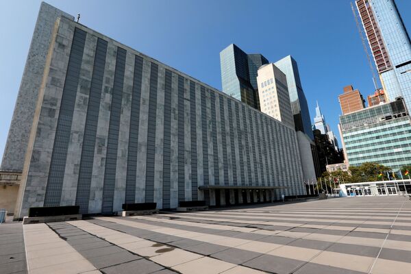 Хотя проходит очередная сессия Генассамблеи ООН, у здания Организации Объединенных наций в Нью-Йорке пустынно. Это тоже последствия пандемии - Sputnik Азербайджан