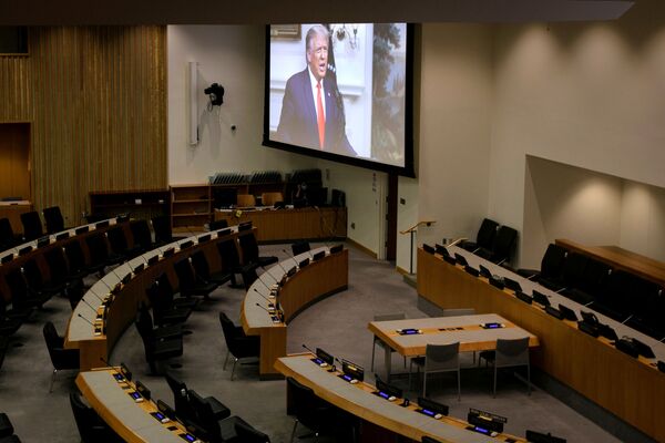 Огромный экран в пустом зале ООН транслирует выступление лидеров разных стран. На фото - идет выступление президента США Дональда Трампа - Sputnik Азербайджан
